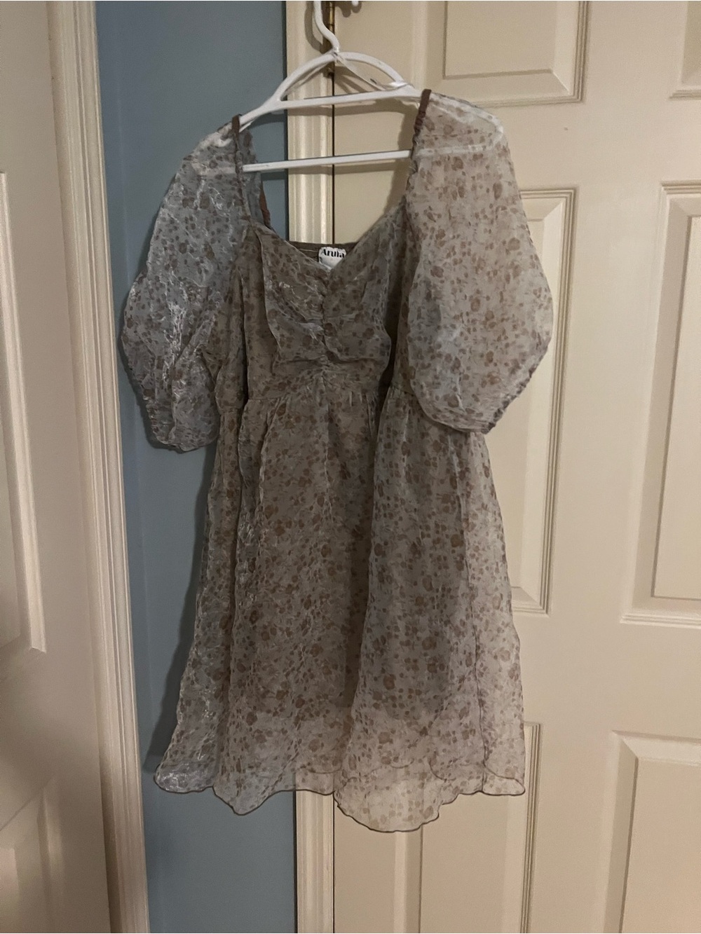 ARULA Floral Puff-Sleeve Dress in Light Taupe and Cream